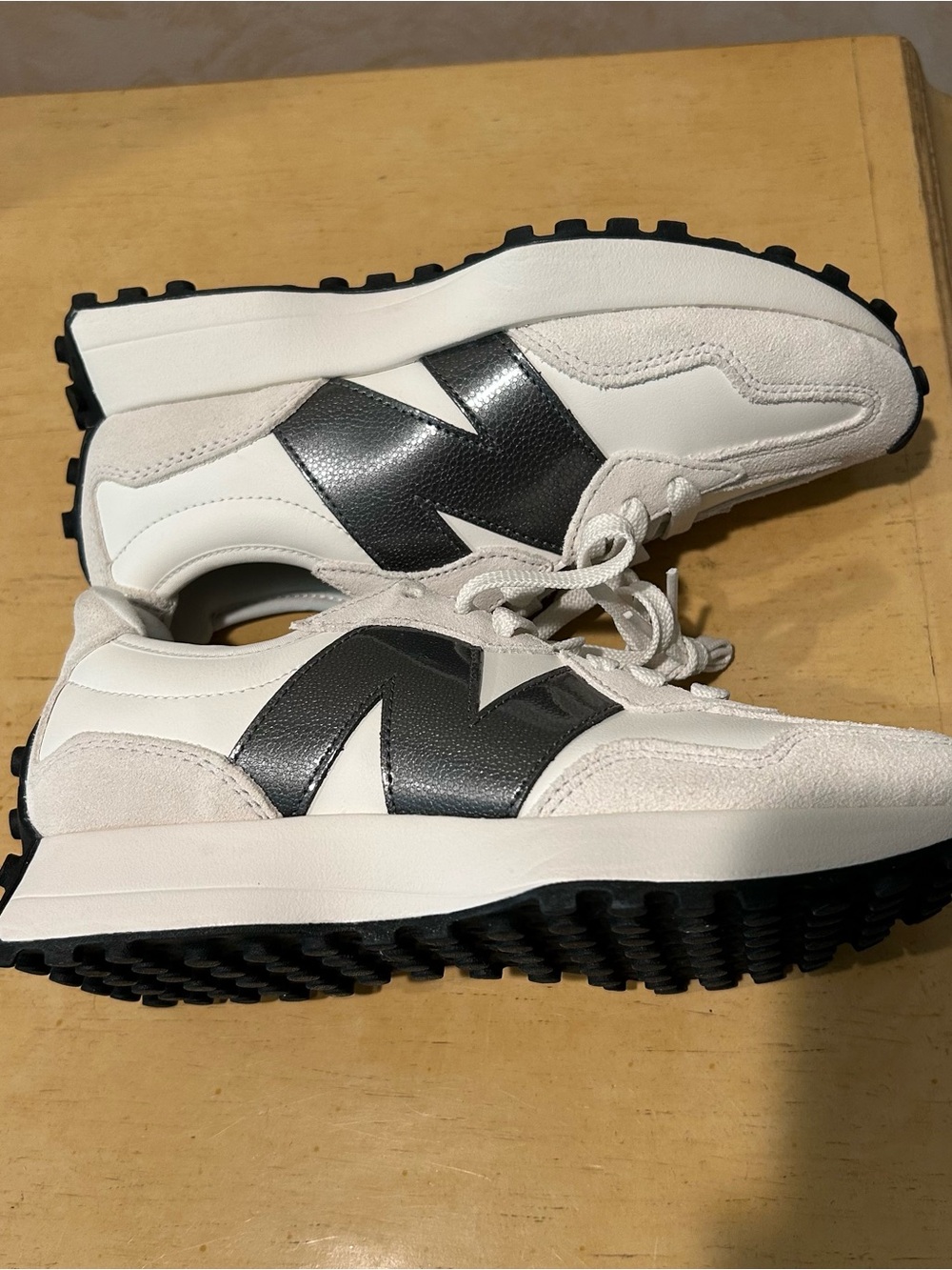 New balance womens 327 leather, suede, black and white sneaker in size 7 - Picture 8 of 14